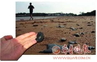三浴出現的油污。本報記者 張曉鵬 攝