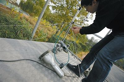 11日,石景山古城,工作人員正在調試數據采集儀器。 11日,石景山古城,工作人員正在調試數據采集儀器。