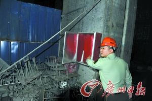 新天地市場的消防栓打開里面居然是空的。 