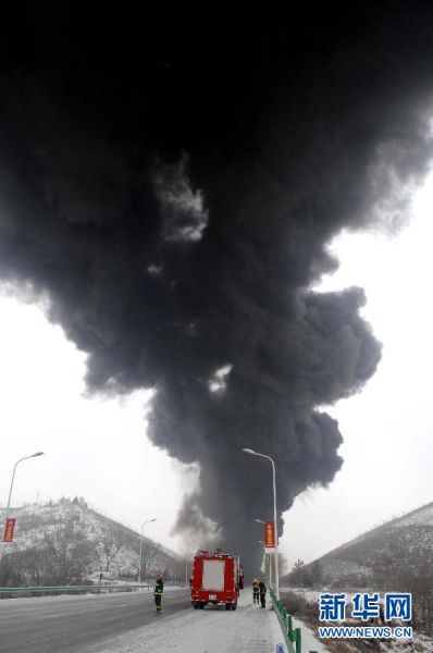2011年11月29日 寧夏固原市一路段一裝有化工原料的油罐車追尾發生爆炸。這是爆炸現場。新華社記者 彭昭之 攝