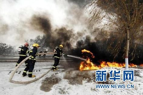 這是消防人員在滅火。新華社記者 彭昭之 攝