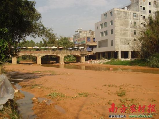 廣西與廣東交界處的清湖橋，渾濁的河水從清湖河(上游廣西段)流入清湖河(下游平定段)