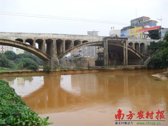 流經數公里后，河水到達平定橋，仍渾濁不堪