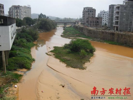 經平定橋后，河水匯入羅江