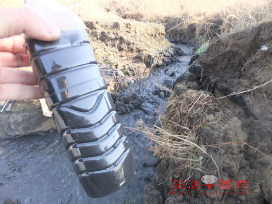 被污染的河水