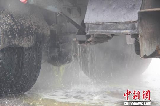 濃鹽酸順著罐體下方多處破裂口外泄。羅執平 攝