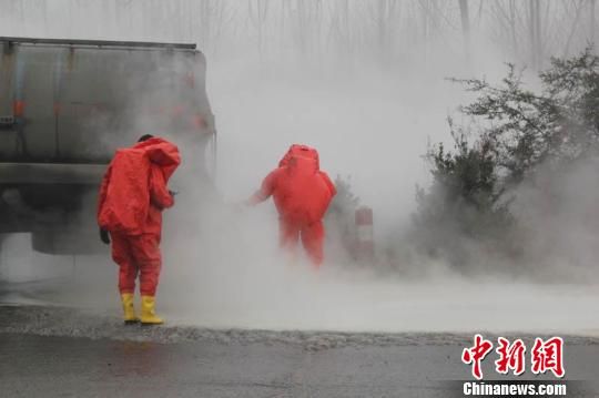 事故地段濃煙彌漫，救援人員查看泄漏點。羅執平 攝