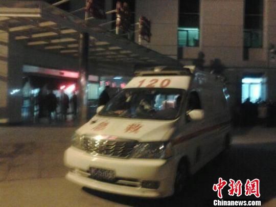 子夜時分，一輛載有三名受傷學生的救護車趕到豐縣人民醫院。 朱志庚 攝