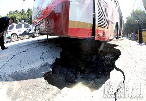 塌陷處地下已被掏空,坑內空洞很大 塌陷處地下已被掏空,坑內空洞很大