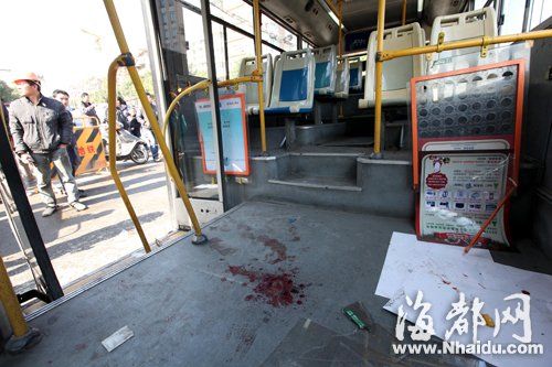 車上乘客不同程度受傷,掛在車上的廣告牌因劇烈震動砸下 車上乘客不同程度受傷,掛在車上的廣告牌因劇烈震動砸下