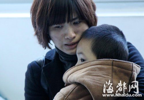 省立醫院里,這位姓裴的女士抱著驚魂未定的四歲小孩,回憶起剛剛的驚魂一幕,不禁潸然淚下 省立醫院里,這位姓裴的女士抱著驚魂未定的四歲小孩,回憶起剛剛的驚魂一幕,不禁潸然淚下