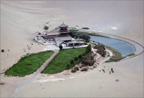 月牙泉位于敦煌市西南5公里處,是一處神奇的漫漫沙漠中的湖水奇觀。資料圖 月牙泉位于敦煌市西南5公里處,是一處神奇的漫漫沙漠中的湖水奇觀。資料圖
