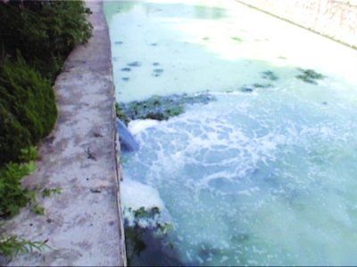 “牛奶”就是從這處雨水管道排進百家湖的。資料圖 “牛奶”就是從這處雨水管道排進百家湖的。資料圖
