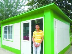民間環保人士驢屎蛋站在自己投資建設的“綠房子”門口。資料圖