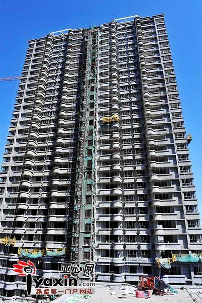 8月3日，九家灣一處在建高層樓房工地上，安裝在外墻上的臨時電梯發生意外，電梯箱體從27樓墜下，導致3人死亡。 亞心網記者 朱翊 攝