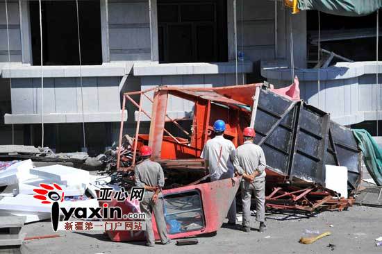 8月3日，新疆烏魯木齊九家灣出事工地上，從高樓上墜下的電梯被摔成一堆廢鐵。亞心網記者 朱翊 攝