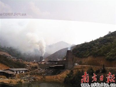 3臺熔煉爐矗立在低洼處,滾滾黑煙籠罩整片山坳。 3臺熔煉爐矗立在低洼處,滾滾黑煙籠罩整片山坳。