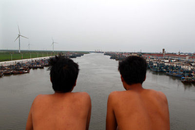 2011年8月28日，山東壽光市羊口鎮(zhèn)。捕魚船停在小清河進(jìn)入渤海的口岸。牛光 攝