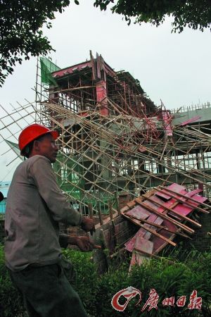 在建的化工廠食堂北面腳手架全部坍塌。 在建的化工廠食堂北面腳手架全部坍塌。