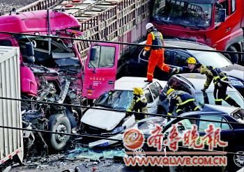 26日中午，消防官兵正在事故現場搜救被困人員?！”緢笥浾?郭建政 攝