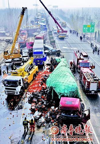 事故路段，上百輛車相撞，現場慘烈。 　　本報記者 郭建政 攝