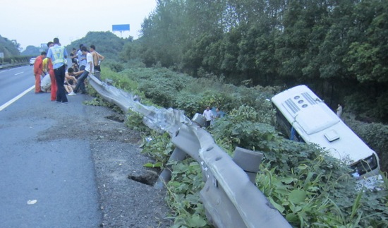 昨日18時(shí)左右，在杭寧高速公路浙江湖州埭溪段一輛江蘇籍大客車在行駛途中為避讓一輛臨時(shí)變道的小轎車，撞上路邊護(hù)欄并沖下路基，事故共造成車上3名乘客輕微的皮外擦傷。
