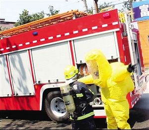 全副武裝的消防隊員準備進入廠內 全副武裝的消防隊員準備進入廠內