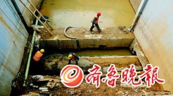 在大明湖區域污水收集工程護城河穿黑北路橋工地,工人們正在緊張施工。本報記者 周青先 攝