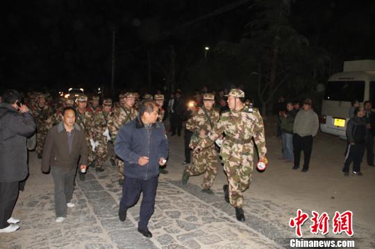 泰山火災:千余人風中力滅山火過火3畝無人傷亡