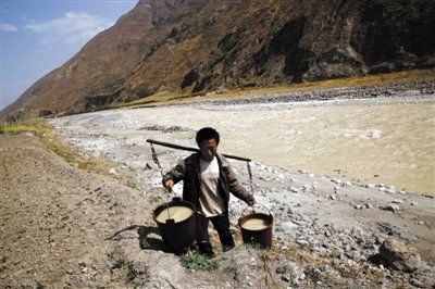 昆明一河流受污染變"牛奶"河村民稱水味辛辣