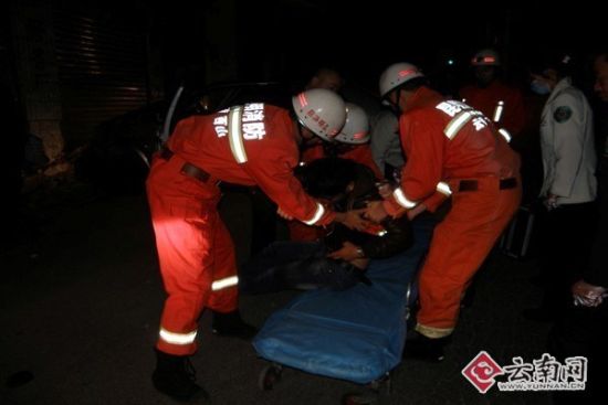 交通人員施救中 交通人員施救中
