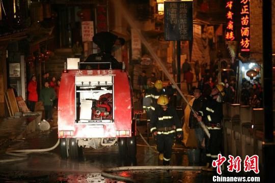 消防官兵使用高壓水槍滅火。楊華峰攝 消防官兵使用高壓水槍滅火。楊華峰攝