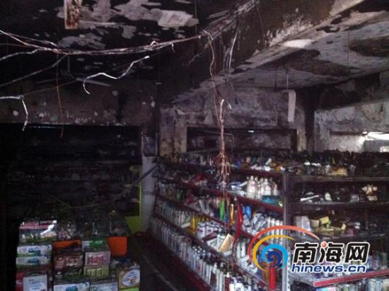 火災后,超市線路裸露在外(南海網記者陳望攝) 火災后,超市線路裸露在外(南海網記者陳望攝)