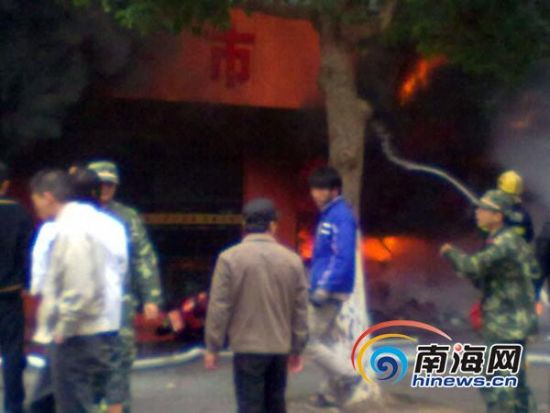 消防官兵正在緊張撲火(市民提供圖片) 消防官兵正在緊張撲火(市民提供圖片)
