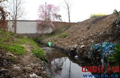 散發著刺鼻臭味的污水從白云紙業北側圍墻處流出。 散發著刺鼻臭味的污水從白云紙業北側圍墻處流出。
