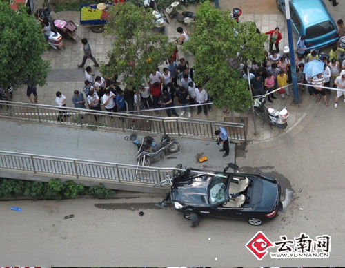 昆明發生奔馳跑車連撞3輛非機動車事故致1死3傷