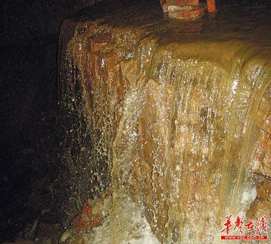 從這里排出的污水呈黃褐色，氣味刺鼻。