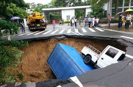 深圳暴雨引發地陷 5米深坑連吞兩輛貨車(圖)