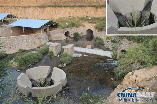 污水處理廠兩個進水口排出的黑色污水和另一個排水管所排出的水中和后進行排放。 污水處理廠兩個進水口排出的黑色污水和另一個排水管所排出的水中和后進行排放。