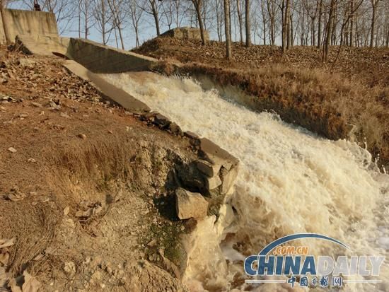 在新墨河邊記者看到,新沂市城市污水處理廠南排放口米黃色污水洶涌新墨河,激湍如瀑,場(chǎng)面壯觀。 在新墨河邊記者看到,新沂市城市污水處理廠南排放口米黃色污水洶涌新墨河,激湍如瀑,場(chǎng)面壯觀。