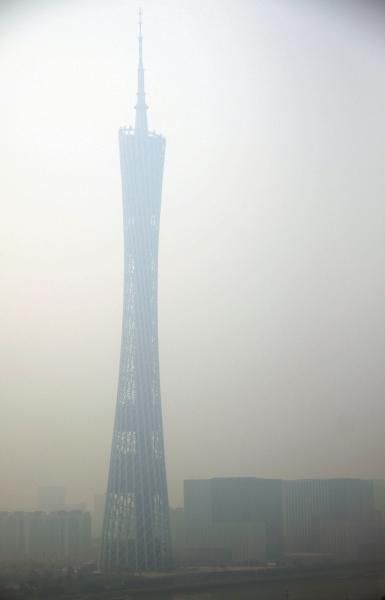 廣州市區被霧霾籠罩。新華社發 廣州市區被霧霾籠罩。新華社發
