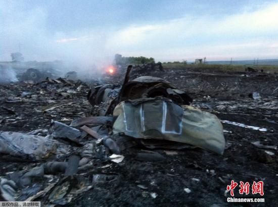 　7月17日，據路透社消息，馬來西亞一架載有295人的777客機在烏克蘭靠近俄羅斯邊界墜毀。圖為馬航波音777客機在頓涅茨克地區墜毀的現場。