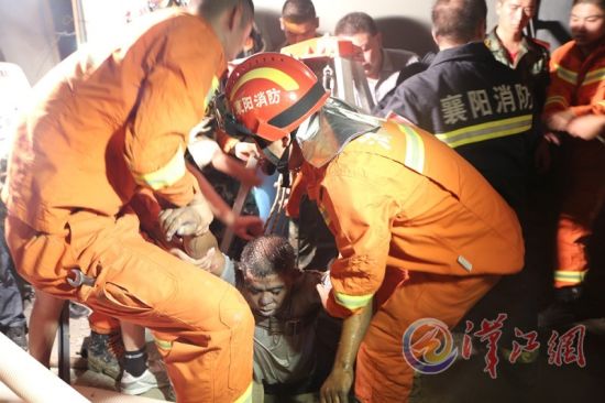 一名工人被消防官兵救出 本報通訊員范軒攝 一名工人被消防官兵救出 本報通訊員范軒攝
