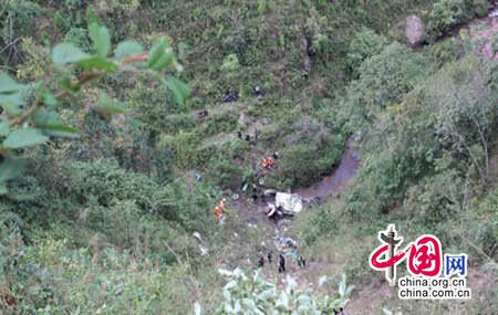 微型貨車翻入百米深溝 6人不幸遇難(圖) 微型貨車翻入百米深溝 6人不幸遇難(圖)