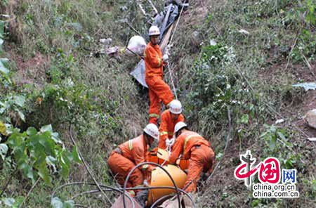 微型貨車翻入百米深溝 6人不幸遇難(圖) 微型貨車翻入百米深溝 6人不幸遇難(圖)