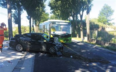 昨日7時許，密云縣密古路，一輛“冀H”牌照小轎車駛入逆行道，與一輛公交車相撞。視頻截圖