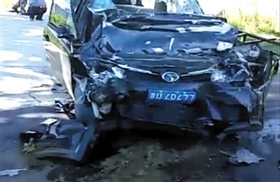 轎車車頭幾乎被撞碎，引擎蓋被撞折，前保險杠和左前側車門均被撞脫落。視頻截圖