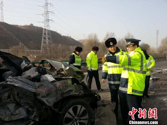 圖為路政執法人員正在現場勘查。 裴生榮 攝