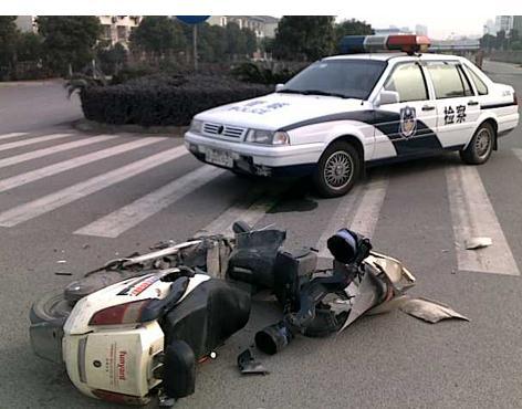 警車與電瓶車相撞