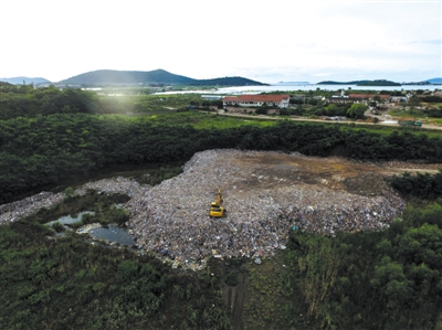 昨日，在蘇州吳中區金庭鎮太湖邊，大量垃圾堆積成山。新華社發